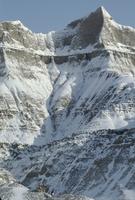 Badlands : snow and jagged peaks 